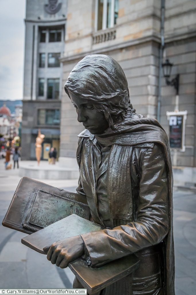 ‘Esperanza Caminando’ a lovely bronze sculpture depicting a student engrossed in her book, Oviedo, Spain