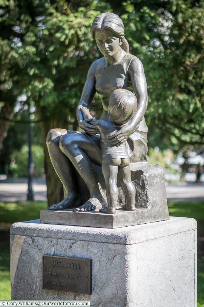 ‘Maternidad’ is a statue by Felix Alonso Arena, Oviedo, Spain