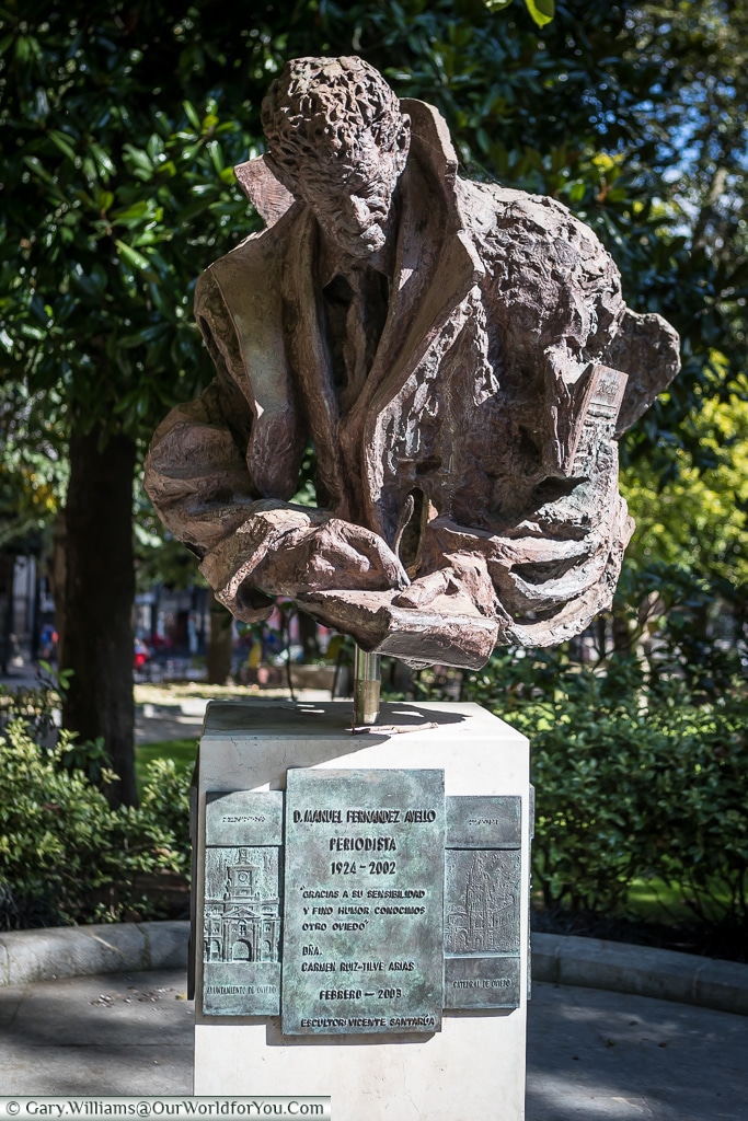 The sculpture of ‘Periodista’ is dedicated to D. Manuel Fernandez Avello, a journalist, Oviedo, Spain