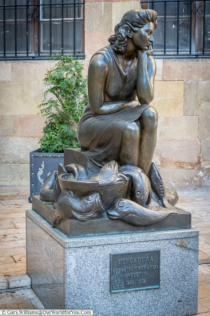 The beautiful ‘Pescadera’ figure depicted in this sculpture is deep in thought with fish lapping at her feet, Oviedo, Spain