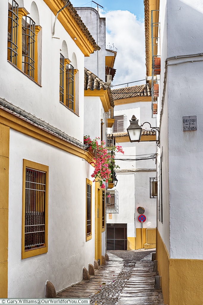 The little cobbled lanes of Cordoba, Córdoba, Spain