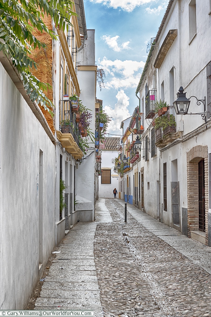 Tiny streets amongst the whitewashed walls, Cordoba, Córdoba, S