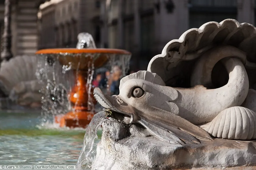 Fontana di Piazza Colonna, Rome, Italy