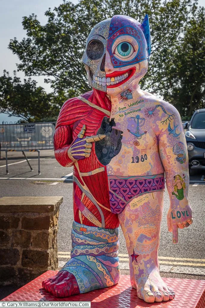 The front profile of the contemporary figurative sculpture titled 'I Am Argonaut'