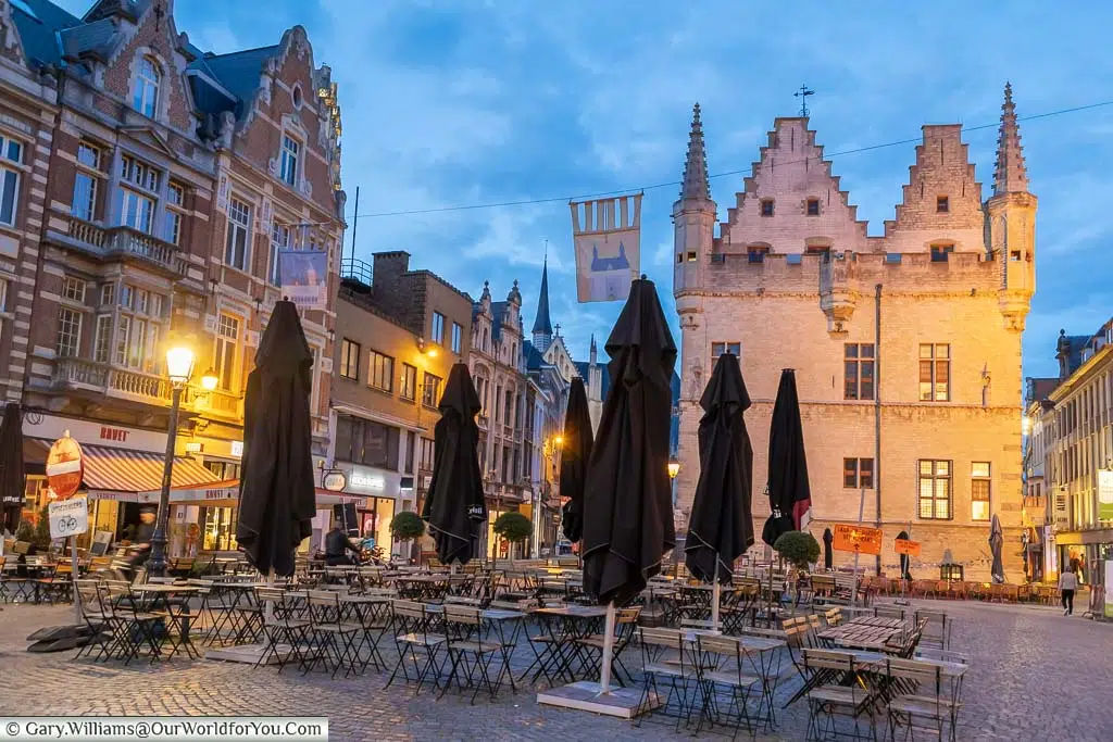 The medieval Schepenhuis in the centre of Mechelen at dusk.