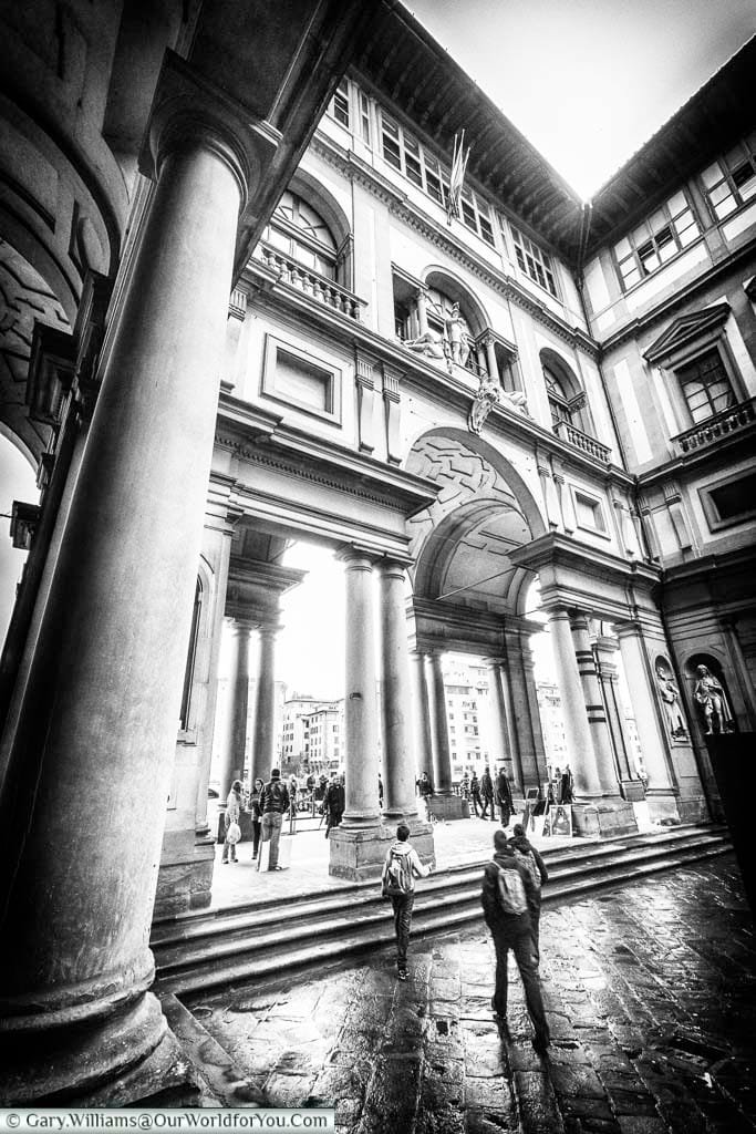 a black and white shot of the exterior of the uffizi gallery in florence, italy
