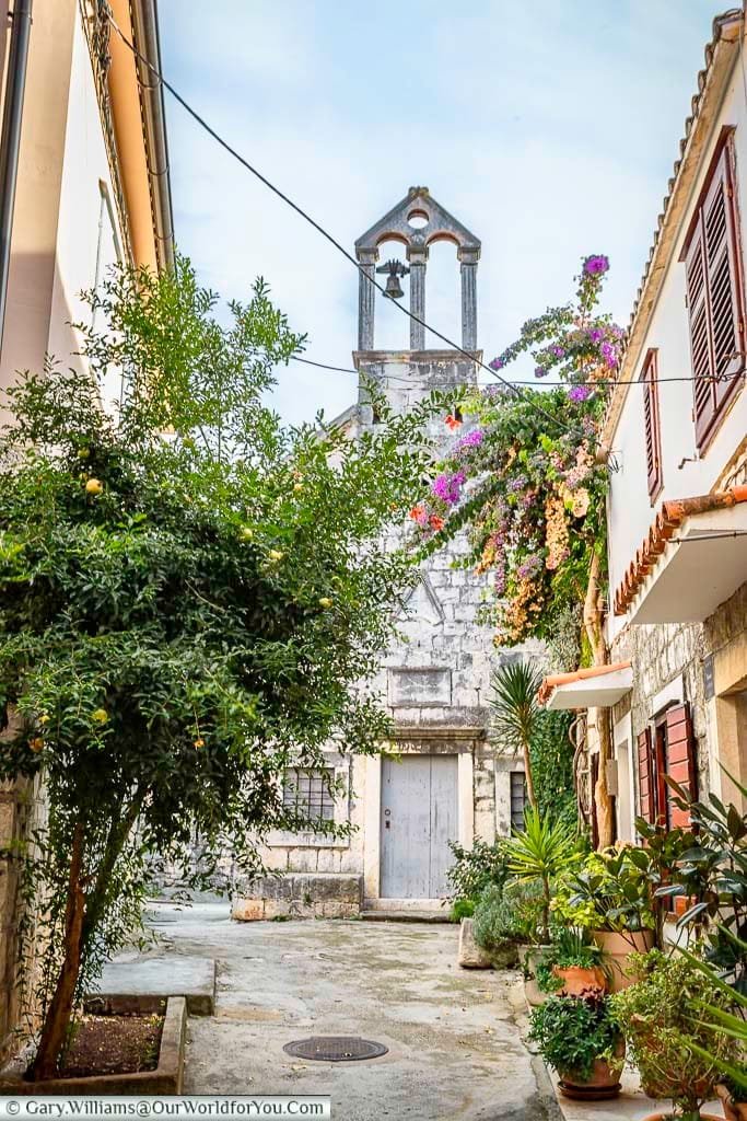 A chapel at the and of a narrow courtyard in trogir, croatia