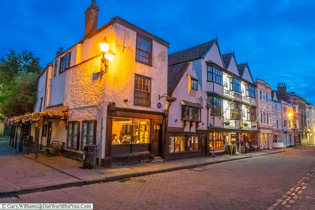 A view of the crown inn at dusk in wells market place, somerset