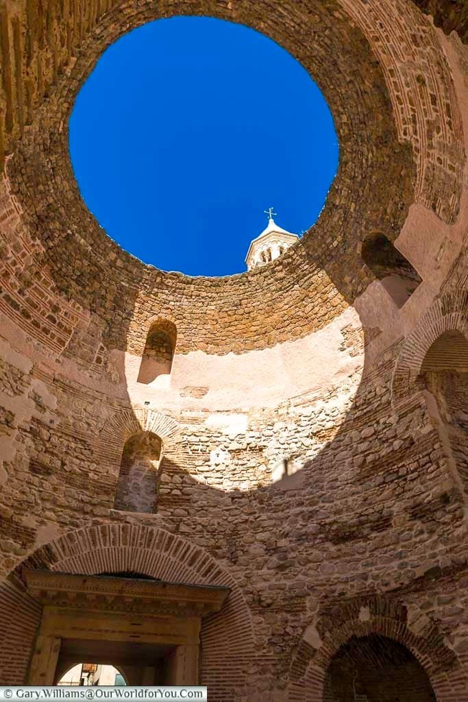 The vestibule in Split would once have had a dome, now it's entirely open for the elements, you can now see the top of the Peristyle.