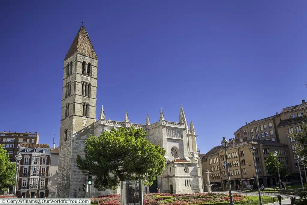 The santa maría la antigua church with its impressive bell tower on a clear sunny day in valladolid, spain