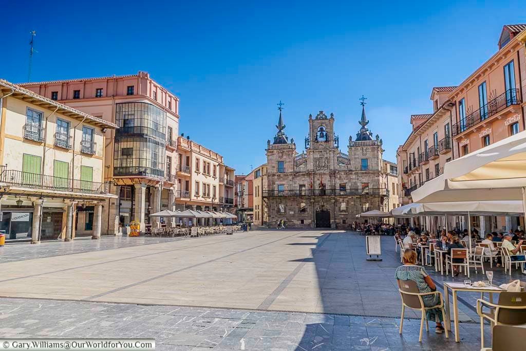 The open square of the plaza españa in astorga with the ornate facade of the town hall in the distance.