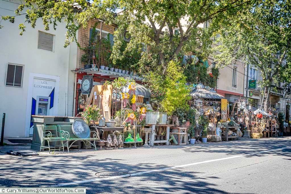A vibrant display of antiques and vintage treasures lines the canalside brocantes in L’Isle-sur-la-Sorgue, Provence’s famous hub for flea markets and second-hand finds. Shaded by trees and full of rustic charm, this picturesque spot is a must-visit for lovers of French décor and history.