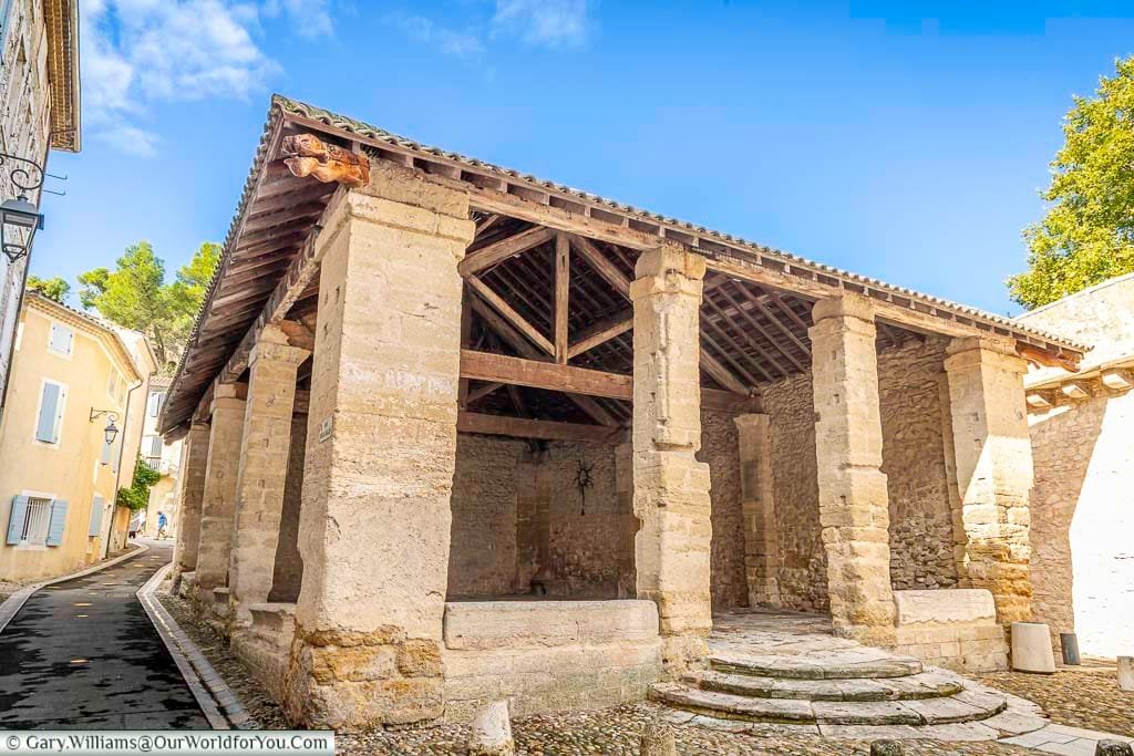 La Halle Couverte in Pernes-les-Fontaines, Provence, is a historic covered market hall built with stone columns and a traditional timber roof. This charming medieval structure is a picturesque reminder of the town’s vibrant past and a must-visit site on a cultural tour of southern France.