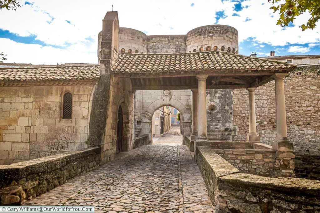 Historic stone gateway and chapel of Notre-Dame in the village of Pernes-les-Fontaines, Provence, showcasing medieval architecture and cobbled streets. This well-preserved landmark offers a glimpse into the region’s rich heritage and is a must-see stop on any Provence road trip.