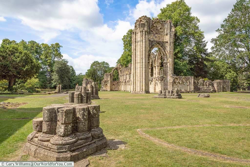 The atmospheric ruins of St. Mary’s Abbey in York, surrounded by lush green lawns and trees, showcase the city’s rich medieval heritage. A must-see landmark for history lovers exploring York’s cultural and historic attractions