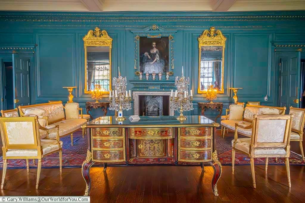 The lavish Blue Drawing Room inside the Treasurer’s House in York, decorated with gilded mirrors, chandeliers, and ornate furnishings. This room showcases the grandeur of York’s historic interiors.