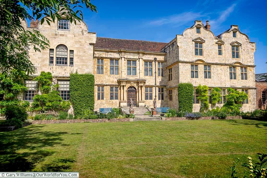 Exterior view of the Treasurer’s House in York, a stately historic building surrounded by peaceful gardens. This National Trust property is a top attraction for exploring York’s heritage.