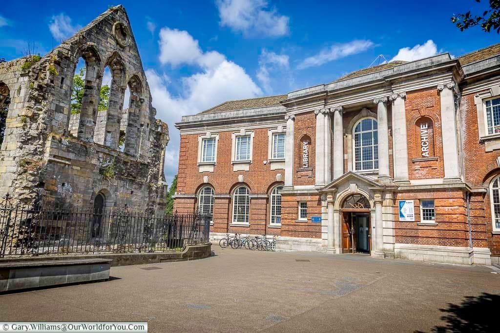 The York Library and Archives building beside the ruins of St. Leonard’s Hospital, blending Georgian and medieval architecture. This historic site offers insight into York’s fascinating past and cultural heritage.