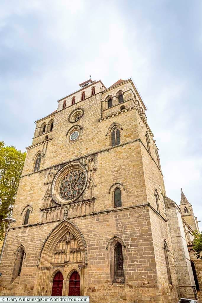 The impressive stone façade of Cahors Cathedral, featuring Gothic architecture, rose windows, and ornate carvings. A must-visit landmark in Cahors, this cathedral showcases medieval craftsmanship in the heart of the Lot Valley.