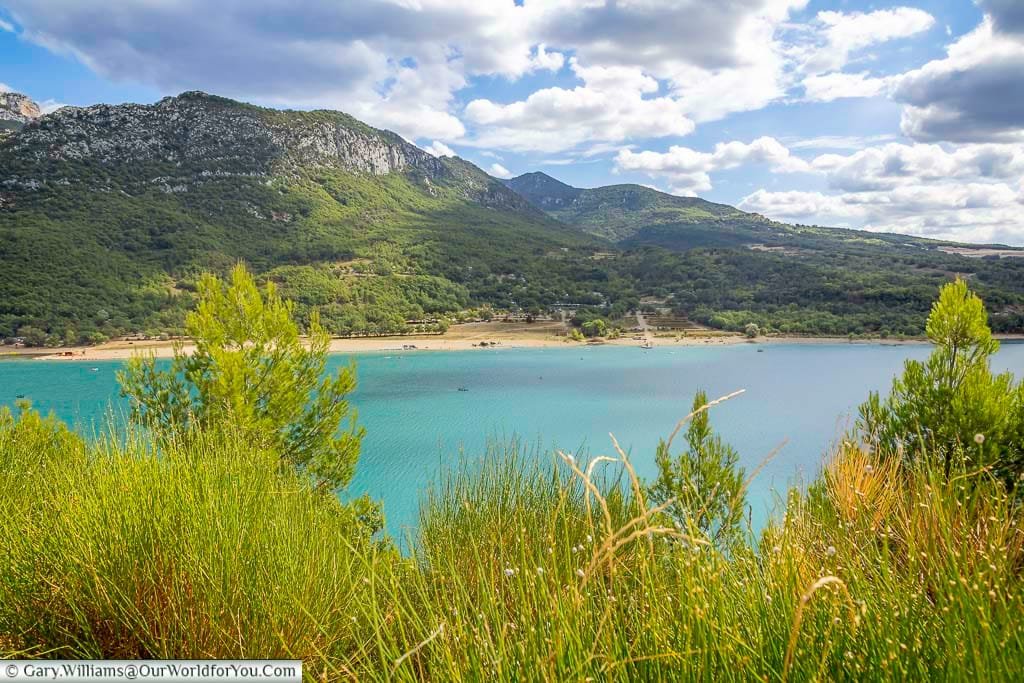 Sweeping views of crystal-clear blue waters and pine-clad hills greet travellers en route to Sanary-sur-Mer. This breathtaking stretch of road reveals the hidden natural splendours of southern France.