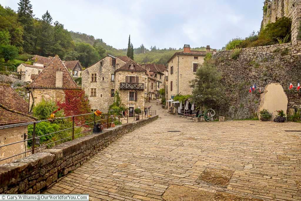 Charming medieval village of Saint-Cirq-Lapopie, with stone houses, red-tiled roofs, and cobbled streets nestled in the Lot Valley. Regularly listed among the most beautiful villages in France, it’s a dream stop for history lovers and scenic road trippers.