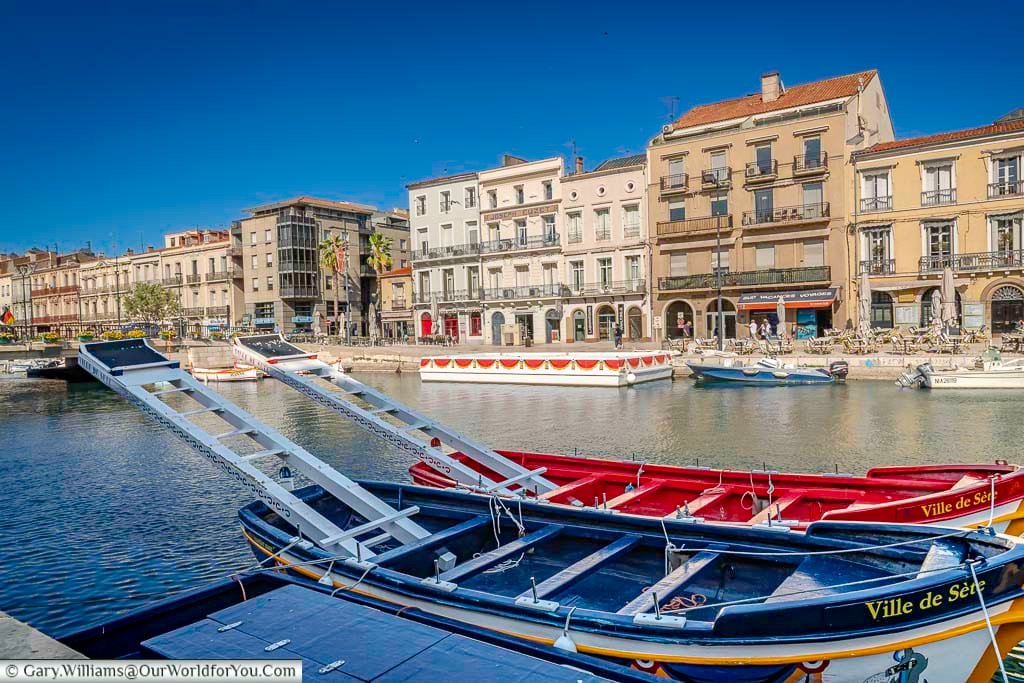 Traditional water jousting boats painted in bold colours rest along the Royal Canal in Sète, ready for one of the town’s most iconic events. These boats are central to Sète’s proud cultural identity and vibrant summer festivities.