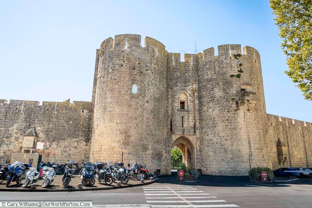 The grand entrance gate of Porte de la Gardette welcomes visitors into the fortified town of Aigues-Mortes. This medieval gateway is a striking example of Occitanie’s rich historical legacy.