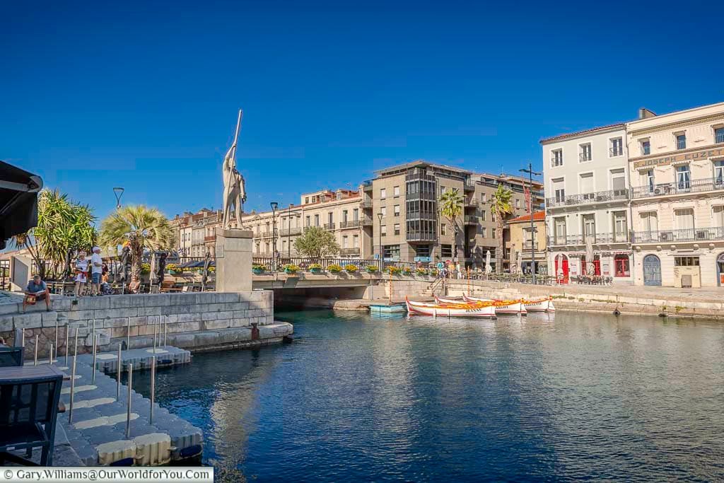 The “Statue du Jouteur” in Sète proudly honours the town’s long-standing tradition of water jousting, standing tall by the Royal Canal. This iconic monument is a symbol of local pride and a key landmark on any walking tour of Sète.