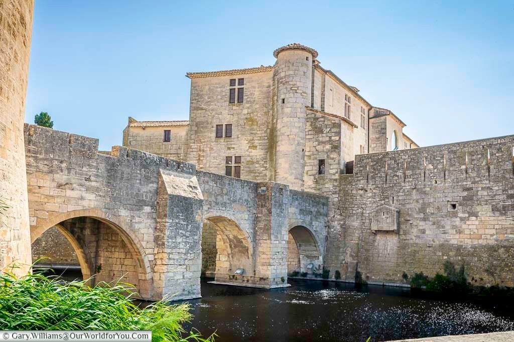 A stone bridge over the moat leads to the imposing Tour de Constance in Aigues-Mortes. Discover this historic gateway to the walled town’s fascinating past.