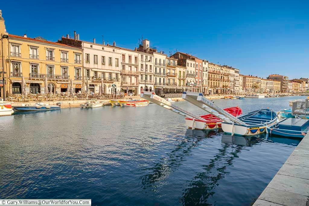 The historic Royal Canal in Sète stretches toward the Mediterranean, lined with pastel-toned buildings and bobbing fishing boats. This picturesque waterway is the centrepiece of the town’s maritime life and rich heritage.