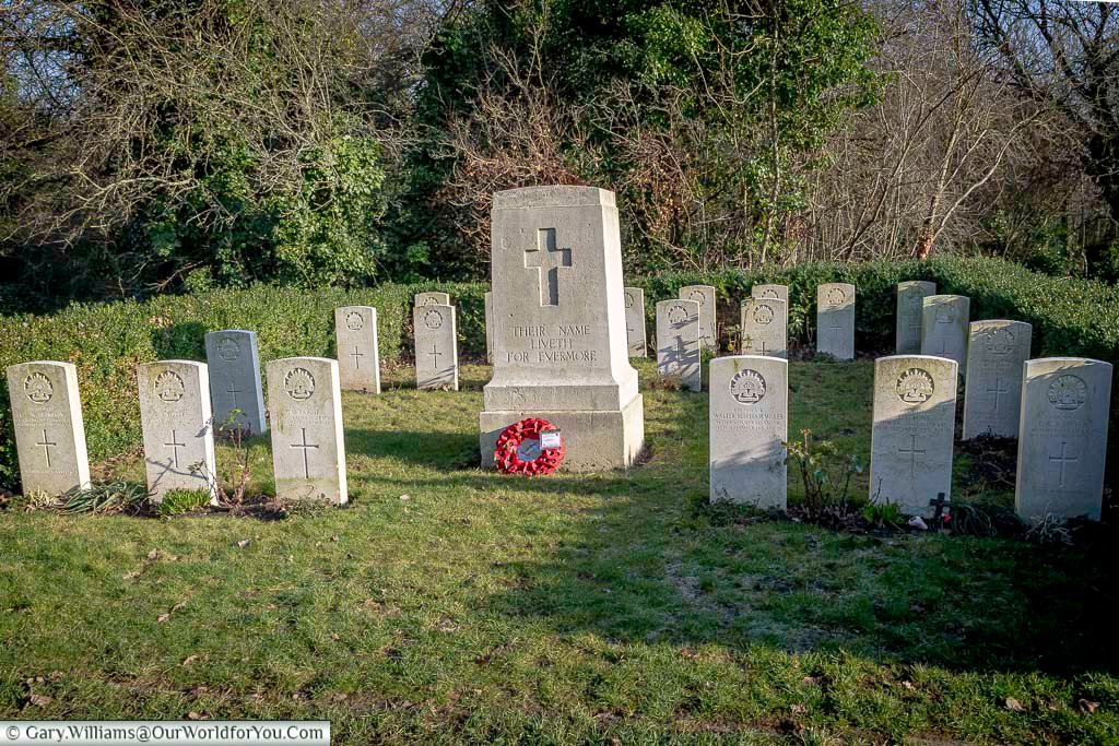 Rows of Australian war graves surround a central memorial cross in Nunhead Cemetery, honouring soldiers who served during the World Wars. This well-kept section highlights the cemetery’s international military heritage and Commonwealth connections.