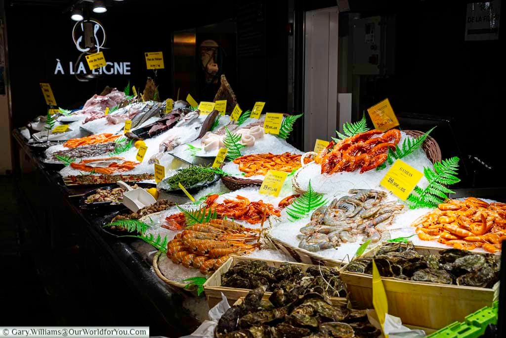 Colourful seafood display at Albi’s covered market, showcasing fresh prawns, oysters, fish, and shellfish laid out on crushed ice. The Marché Couvert d’Albi is a must-visit spot to experience local food culture in southern France.