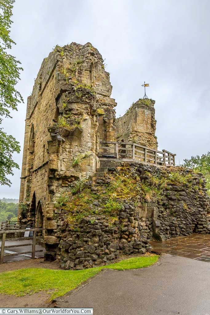 Knaresborough Castle ruins rise above the River Nidd, offering dramatic views and a glimpse into Yorkshire’s medieval past. This historic fortress is one of the most popular places to visit near Harrogate.