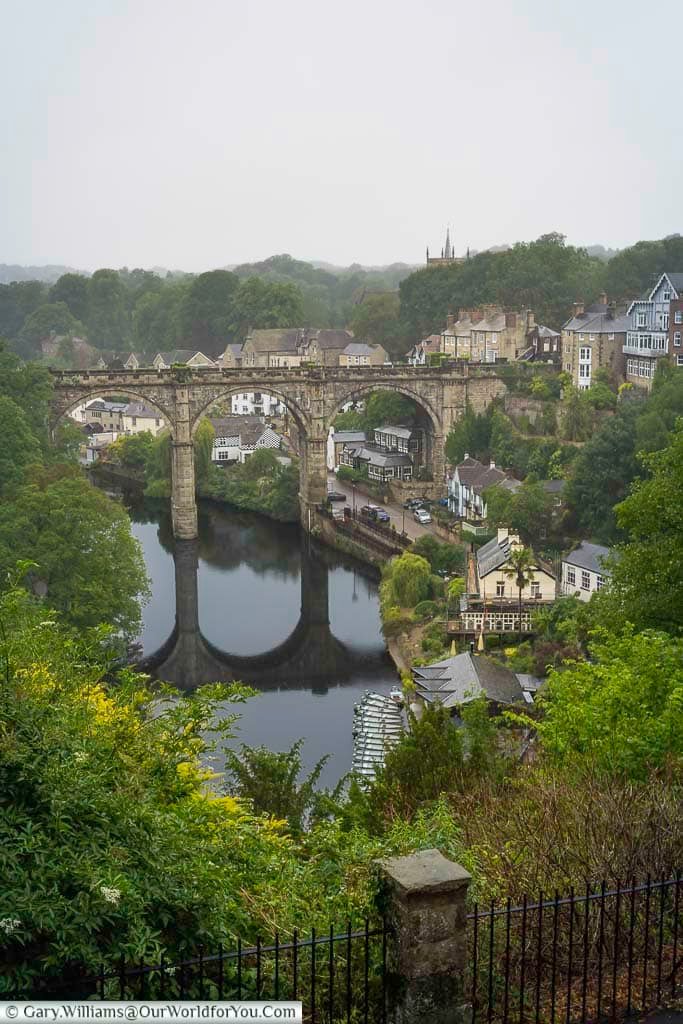 Knaresborough Viaduct spans the River Nidd, creating one of Yorkshire’s most scenic and photographed views. Surrounded by historic houses and greenery, it is a highlight of any visit to Knaresborough.