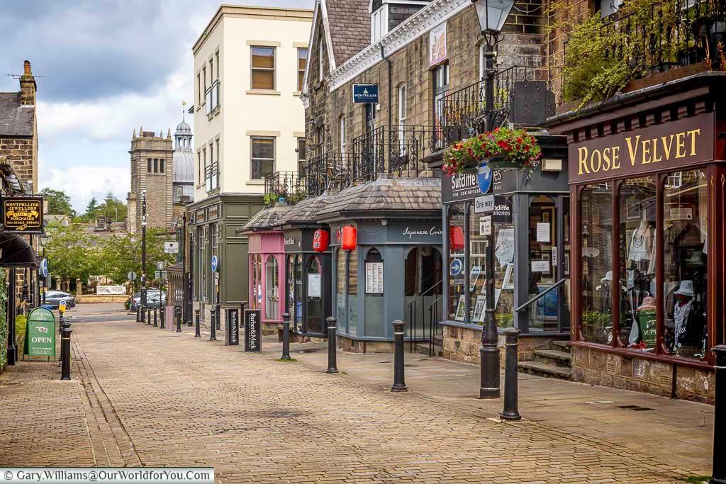 Montpellier Mews in Harrogate showcases elegant stone buildings, independent boutiques, and colourful shopfronts along a cobbled street. This charming area highlights Harrogate’s historic spa-town character and boutique shopping scene.