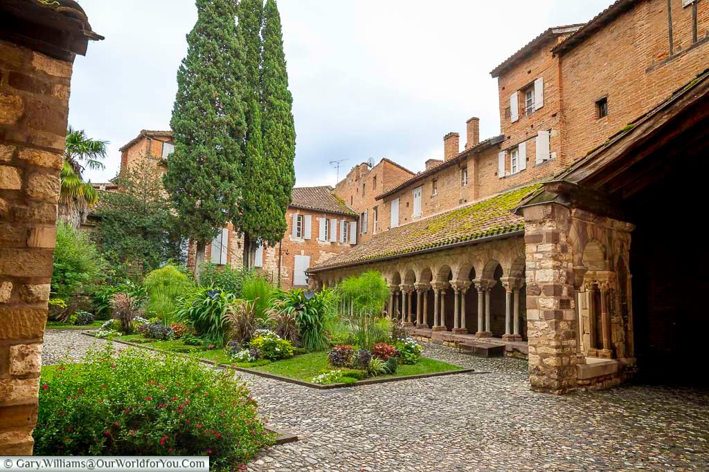 Saint-Salvi Cloister in Albi, France, featuring a peaceful medieval courtyard with Romanesque arches, stone columns, and manicured gardens. This historic cloister is a tranquil hidden gem in Albi’s old town and a must-see stop on a walking tour of Occitania.