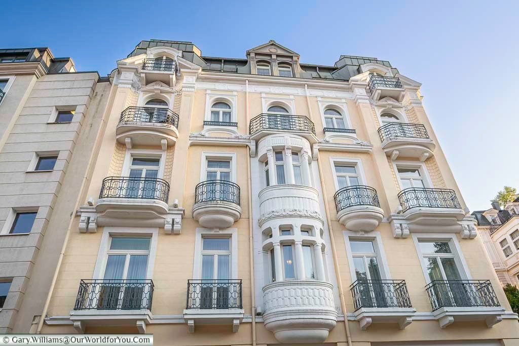 Elegant Belle Époque apartment building in Baden-Baden, Germany, featuring ornate balconies, bay windows, and classical detailing. This stylish façade highlights the refined architecture found throughout Baden-Baden’s historic spa district.