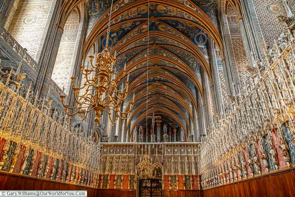Ornate vaulted ceiling inside Albi Cathedral, richly decorated with painted patterns, gold detailing, and religious motifs. The interior showcases the cathedral’s remarkable craftsmanship and makes it one of the most impressive Gothic interiors in France.