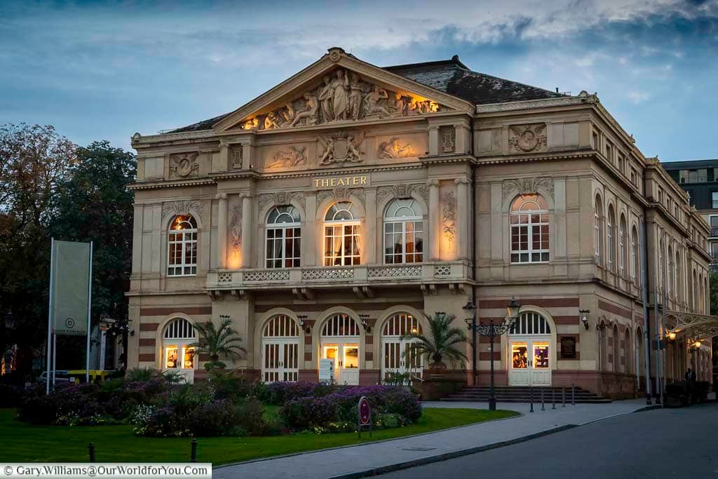 The Baden-Baden Theatre glows at dusk, showcasing its grand neoclassical façade in the heart of the town’s cultural quarter. As one of the city’s most iconic landmarks, it highlights Baden-Baden’s rich artistic and theatrical heritage.