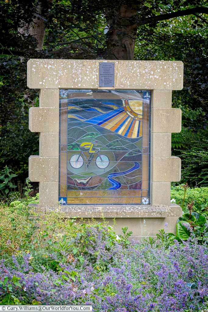 The Tour de France marker in Harrogate commemorates the town’s role in the 2014 Grand Départ in Yorkshire. This colourful memorial celebrates Harrogate’s place in cycling history and major sporting events.