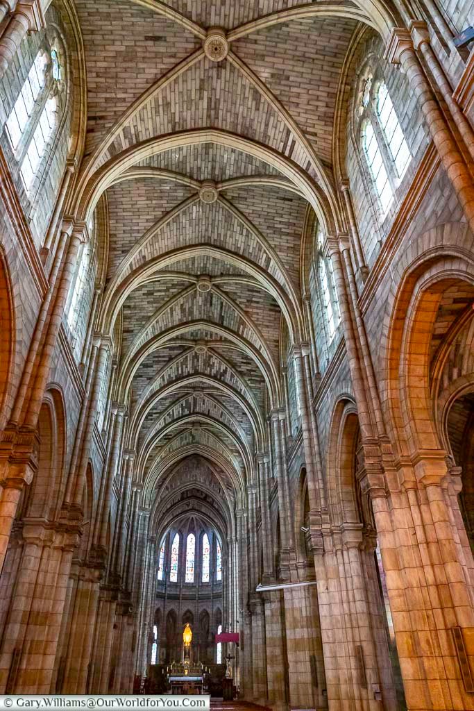 The soaring stone arches and ribbed vaults inside Église Notre-Dame de Bergerac highlight the church’s impressive Gothic-inspired architecture. Soft light filters through stained-glass windows, creating a calm and atmospheric interior in the heart of Bergerac.