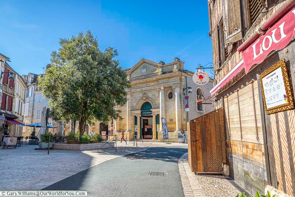 The neo-classical Protestant Temple in Bergerac stands proudly in the historic centre, framed by cobbled streets and sunny blue skies. This elegant landmark is an important cultural site to explore when visiting Bergerac in southwest France.
