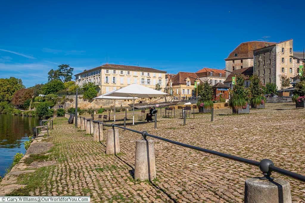 Quai Salvette in Bergerac offers a peaceful riverside walkway lined with cobblestones, seating, and views across the Dordogne River. This scenic area is ideal for a leisurely stroll and captures the relaxed charm of the town.