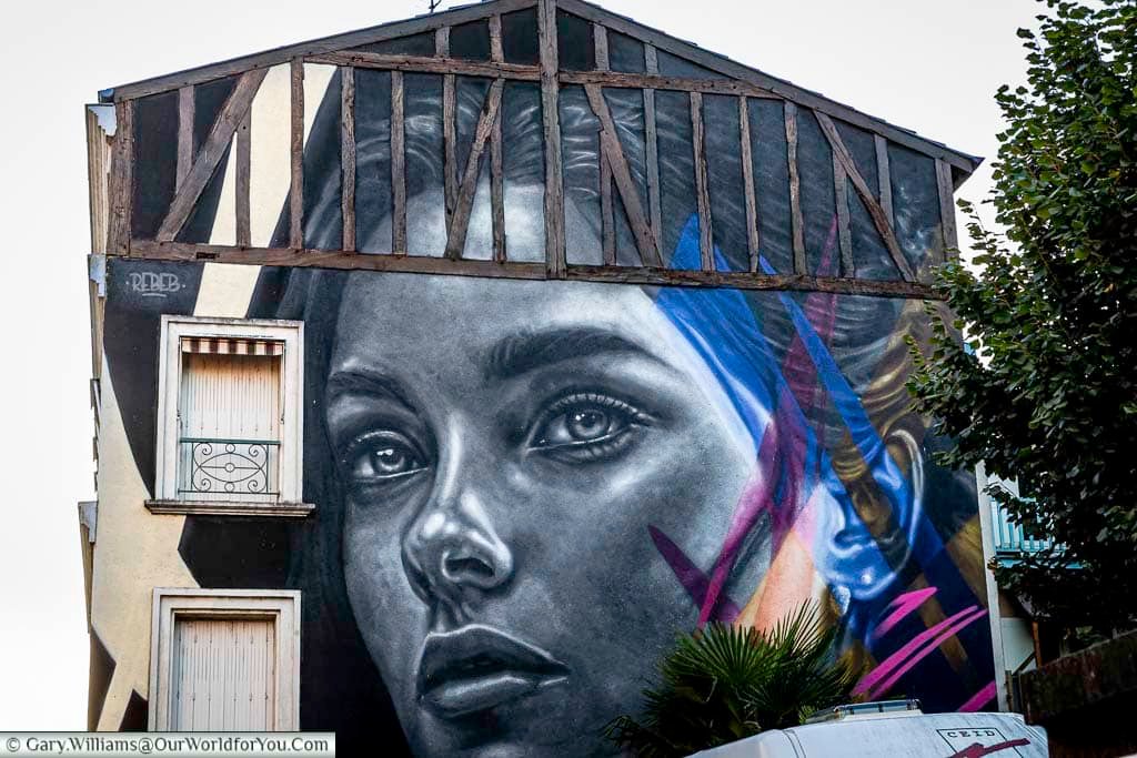 A striking large-scale street art mural by artist Isaure depicting a woman’s face on a building in Bergerac, France. This contemporary artwork adds colour and creativity to Bergerac’s historic streets and showcases the town’s growing urban art scene.