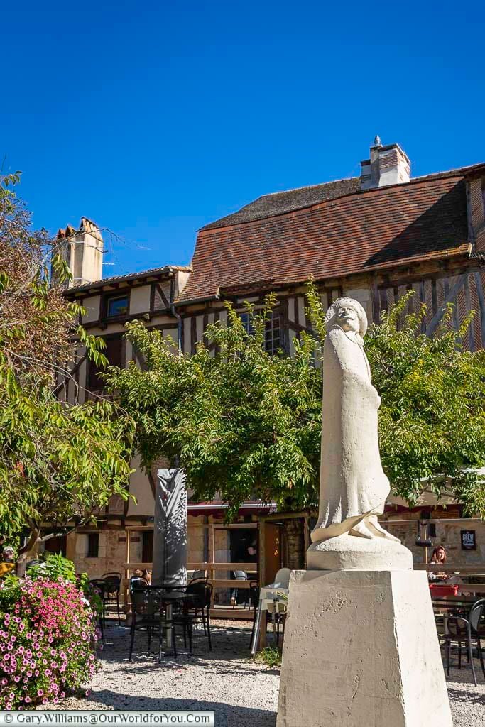 A stone statue of Cyrano de Bergerac stands in a leafy square surrounded by historic buildings in the heart of Bergerac. This famous monument celebrates the town’s literary connection and is a popular landmark on a Dordogne sightseeing trip.