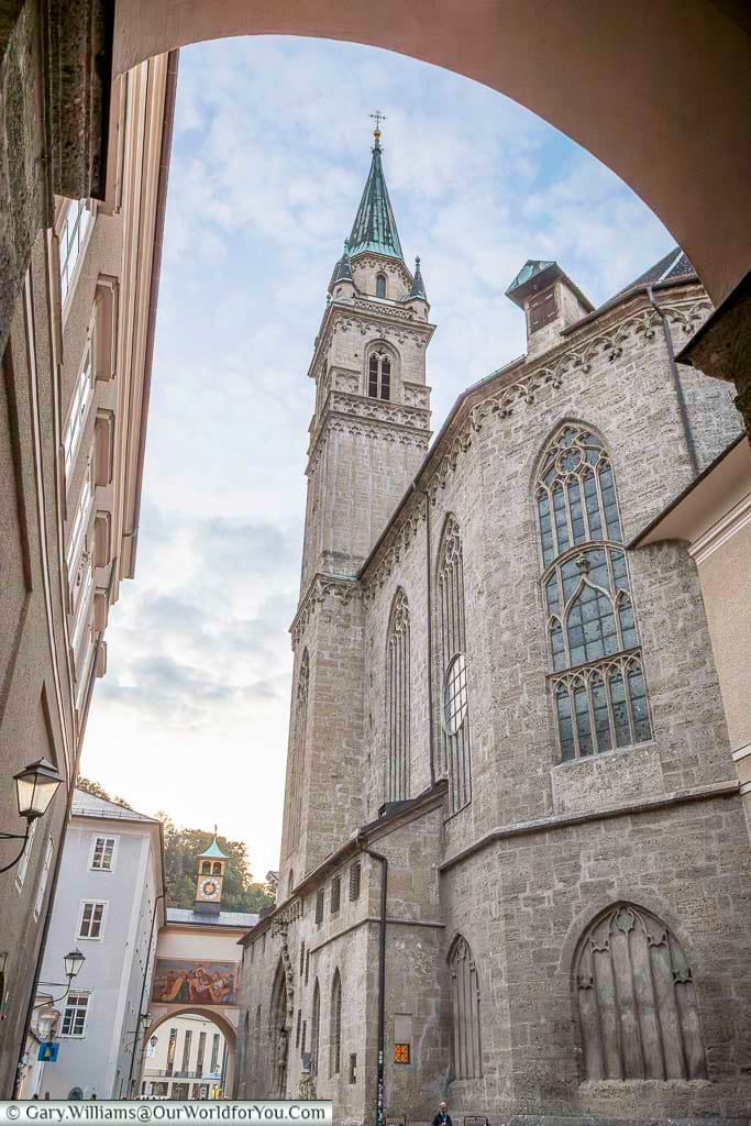 The spire of the Franciscan Church rises above the narrow streets of Salzburg’s Old Town, framed by historic stone buildings. This medieval church is one of Salzburg’s oldest landmarks and a key stop on any walking tour of the city.