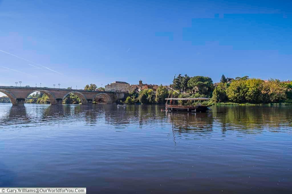 The Vieux Pont stone bridge spans the Dordogne River, connecting historic Bergerac with its surrounding neighbourhoods. This iconic bridge offers picturesque views of the river, gabarre boats, and the town’s skyline.