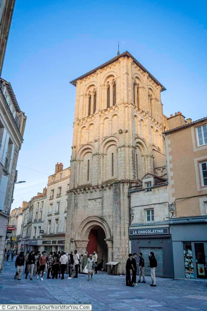 The Romanesque tower of the Church of Saint-Porchaire rises above the historic streets of Poitiers, France. This medieval church is one of the city’s oldest surviving landmarks and a key highlight of Poitiers’ architectural heritage.