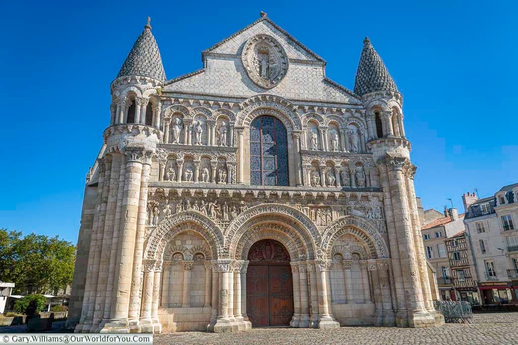The richly sculpted Romanesque façade of Église Notre-Dame-la-Grande is one of the most iconic sights in Poitiers, France. Intricate carvings and medieval sculptures decorate this remarkable church in the heart of the historic city.
