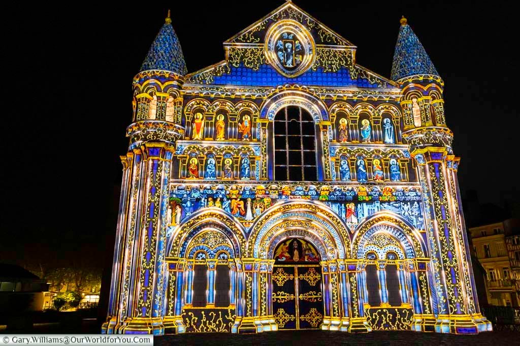 A spectacular light projection illuminates the façade of Église Notre-Dame-la-Grande in Poitiers, France, highlighting its intricate Romanesque carvings and medieval sculptures. This famous night-time illumination transforms one of Poitiers’ most beautiful historic churches into a vivid display of colour and storytelling.